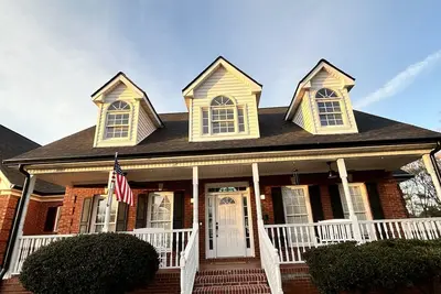 Image de 5 min-downtown Monroe, & Wedding Venues. Uga Stanford Stadium just 20 minutes!