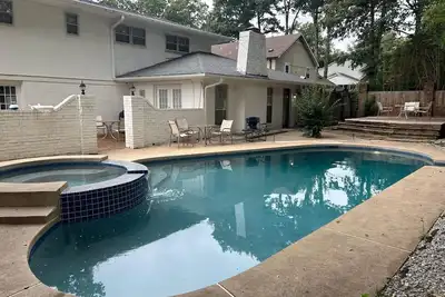 Image de Southern-Inspired 5-Br Luxury Home with Pool & Jetted Tub - Simply Marvelous.