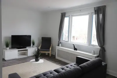 Image de Cozy Etobicoke Home Close to Yyz & Downtown\n3BR House \nWalk to Lake Ontario\n\n