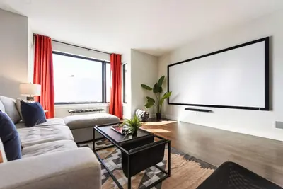 Image de ★ HostWise Stays ★ Tech Stay w/ In-Home Cinema & Secure Parking Spot