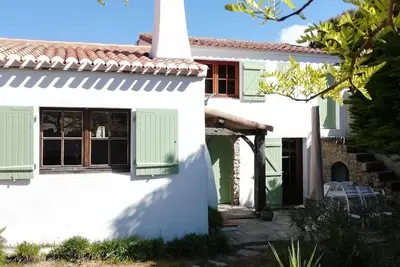 Image de Maison typique à 500m de la plage! Cadre paisible offrant un séjour de détente.