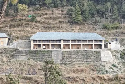 Image de Mudhouse in tranquility and Dhauladhar's wondrous delight