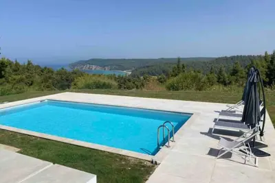 Image de Your Ultimate Summer Retreat : Stunning Sea Views, Serene Woods, Poolside Bliss