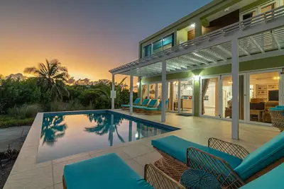 Image de Luxury Oasis: Serene Beachfront with Pool & Dock