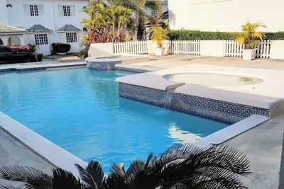Entire 3-bedroom townhouse near airport, beach, restaurants and shopping