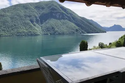 Image de Penthouse exclusif avec vue imprenable sur le lac, terrasse, jardin et piscine