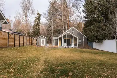 Image de Parkside Bungalow minutes from downtown, hospitals, Msub and Rocky.