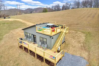 Image de Bungalow /Hot tub /ping pong /Putt putt /corn hole /Jenga /connect 4/Checkers