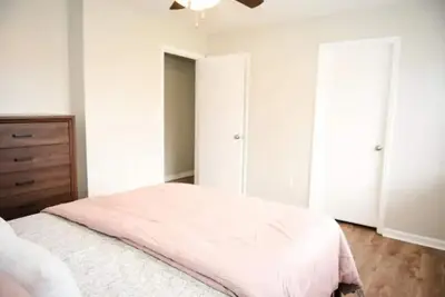 Image de College-town cozy comfort no cleaning fee