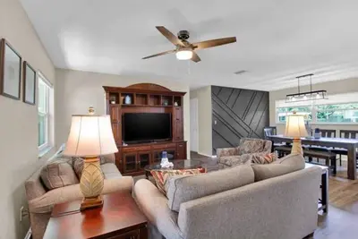 Image de Coastal Retreat: Sleeps 8, 15 Min Drive to Beaches