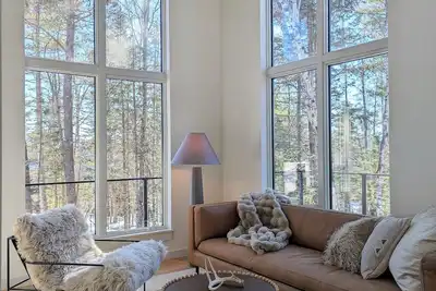 Image de Cozy, sun filled mountain retreat w/45 private acres, hot tub, gym, car charger!