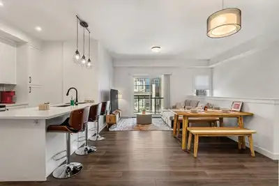 Image de Full Townhouse » Garage » King Bed » Office Space