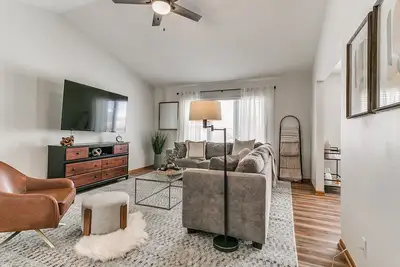 Image de 5 Bed 2 Bath/Modern Large Home