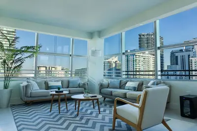 Image de 2 Bedroom Apartment on Brickell Avenue.