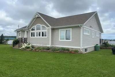 Image de Relax overlooking the beautiful New London Bay in our 3 bed, 2 bath  cottage