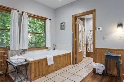 Image de Goldenrod Cottage at The Inn & Spa at Cedar Falls