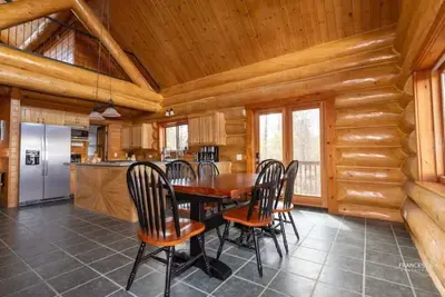 Image de Alaskan Lodge with Hot Tub 🛁
