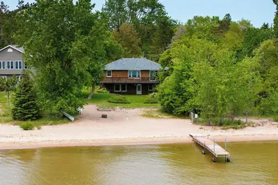Image de Sandy Shore Lodge- beautiful, private sand beach awaits!