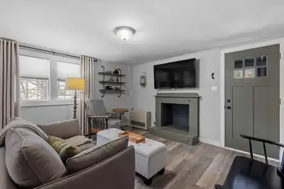 Current Cottage: Waterside 1 Bed 1 Ba Private Pond