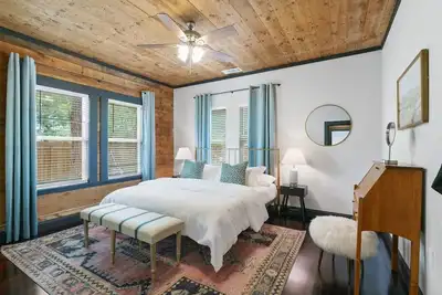 Stylish & Comfy | Historic Area | Walk 2 Campus