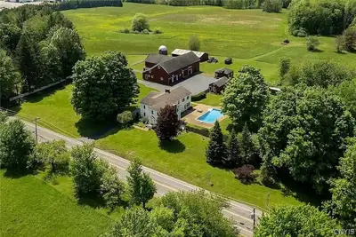 Image de Spacious Colonial Farmhouse on 240 Acres