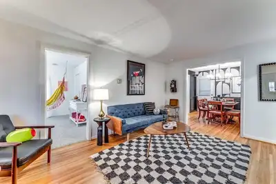 Image de A Retro Retreat for Shaken or Stirred Memories!