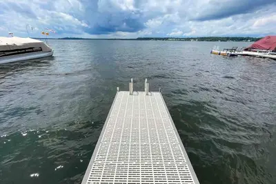 Image de New lakeside cottage mins to Racetrack & downtown