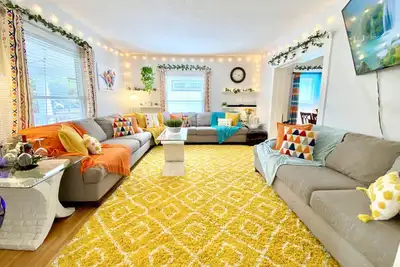 Image de Elegant, Spacious Family Home - 1/2 Mile From Wesley Hospital - 11 Beds