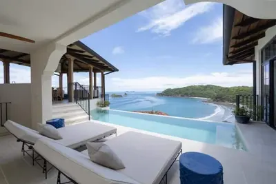 Las Catalinas- Spectacular views- breakfast service, Casa Chameleon's neighbor