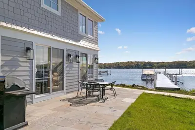 Image de Lakefront Beach Cottage with Boat Slip