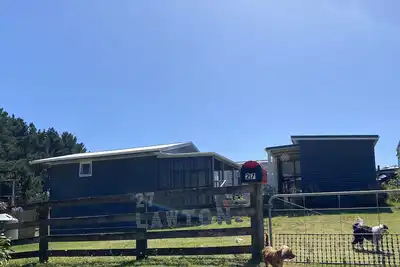 Image de Cosy Aotea Cottage with water views, a gentle stroll to the beach. Pet Friendly!