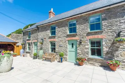 Image de Stunning holiday cottage situated on the edge of the sea