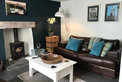 Image de A delightful seaside stone cottage, just a minute's walk from the beach.