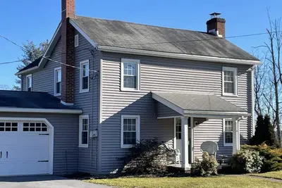 Image de Rural cozy and quaint farmhouse with secluded patio and 15 minute drive to town.