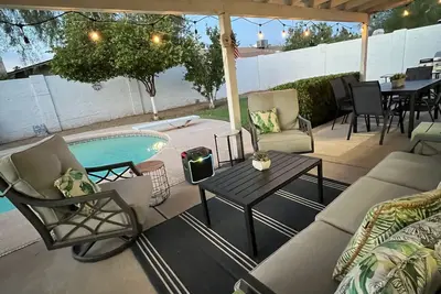 Image de Cozy 4 bed 2 bath house / Pool and 2 living rooms