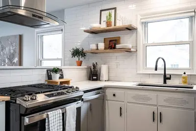 Image de Four bedroom house located 5 minutes from downtown Milwaukee with pool table.