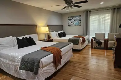 Image de One-of-a-Kind Vast Colonial Estate in Germantown- 8 King Beds