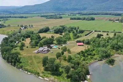 Image de Lake Champlain Estate. 25 Acres, 1500 Feet Lakefront, Beautiful View.