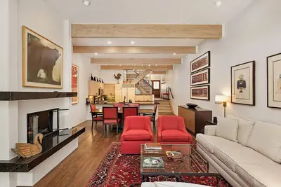 Image de Clarendon Unit 6 | Townhouse Living Area, Vaulted Ceilings, Private Patio