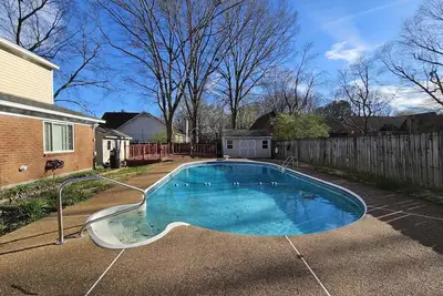 Image de 5-Br Home with Pool Near Collierville - Primary Master Bedroom Downstairs.