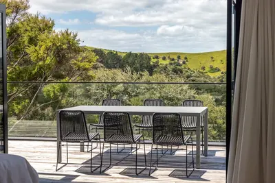 Image de Stunning bush & sea views with modern design and architecture