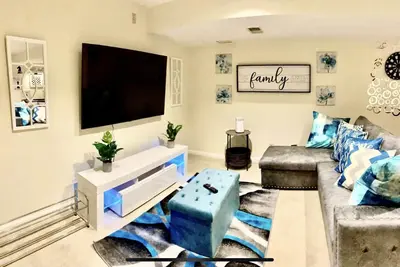 Image de Luxury private basement “King & Queen” bedrooms, near Stadium, Dc & Metro at Md