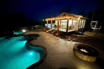 Image de Waterfront exclusive 4-bedroom house, pool/hot tub on 15 acres, fenced & gated!