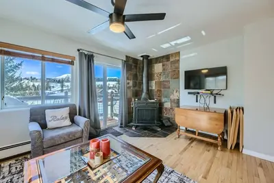 Image de Waterside Retreat: Stunning Mountain View, Direct Lake Access, & Close to Marina, Dining, & Shopping