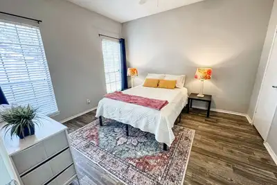 Image de Spacious Poolside Oasis with Easy Access & Parking