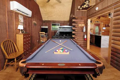 Image de Log cabin sleeps 9- game room, hot tub, stone fireplace, firepit, pet friendly!