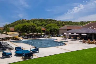 Image de 4 Relaxing Units w/ Breath-taking Views! Onsite Pool, near Boerne Park!
