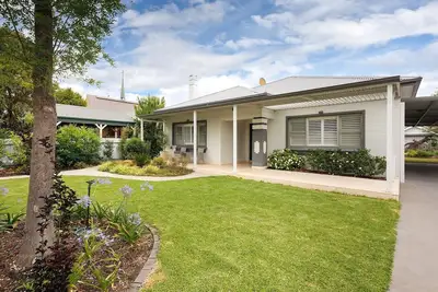 Image de Central Entertainer's Paradise - Stunning three bedroom classic in the heart of Wodonga