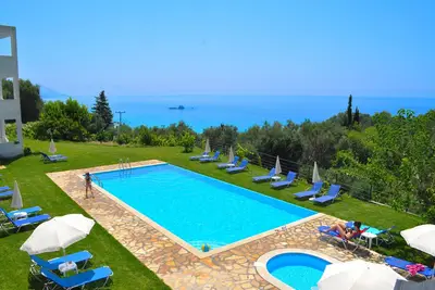 Image de Studios avec grande piscine et vue sur la mer à la plage de Pelekas, Corfou