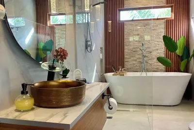 Image de Pearl- Modern Luxurious 3 bedroom condo with tub